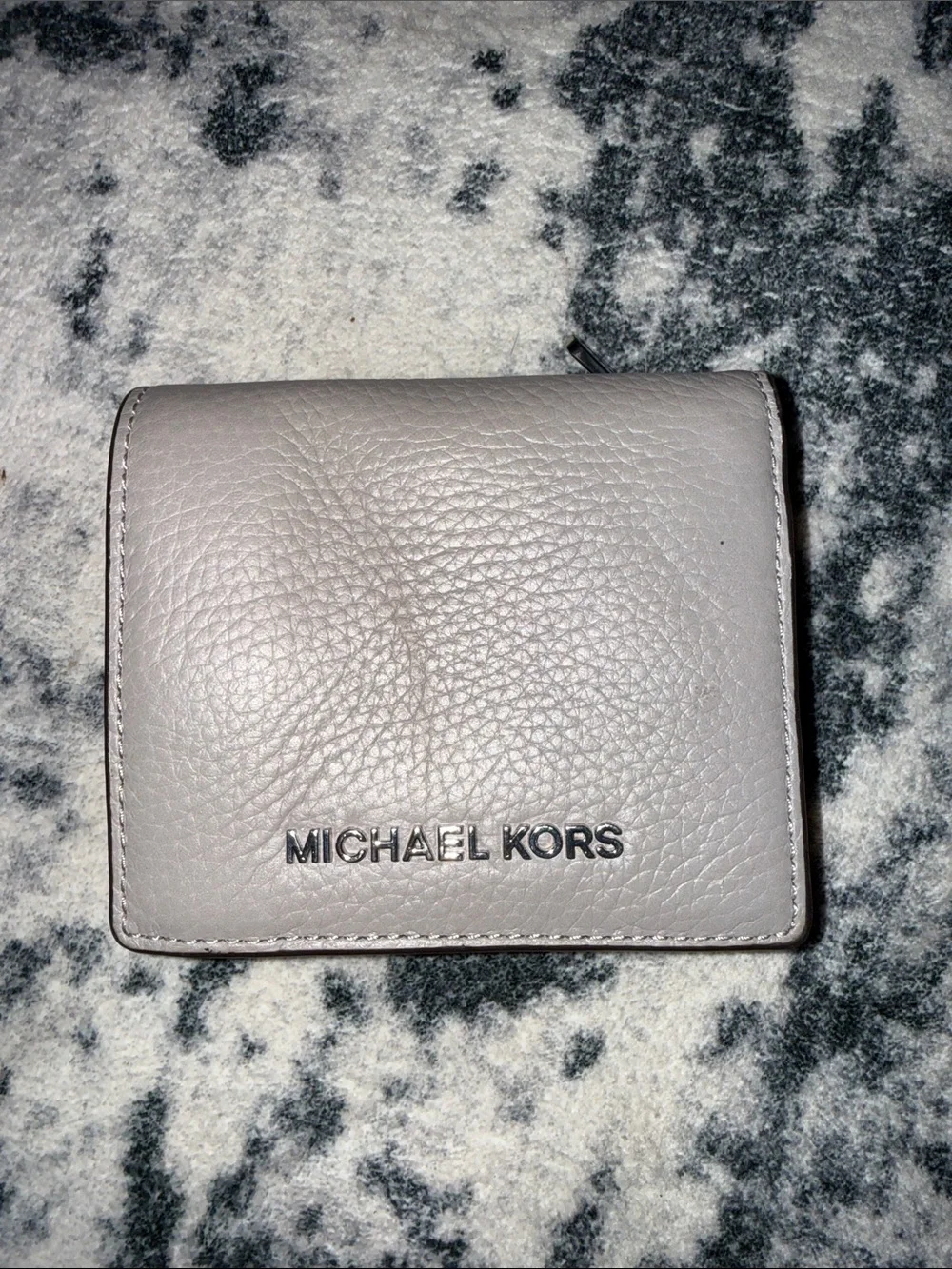 MICHAEL KORS Pebbled Leather Card Holder in Light Gray